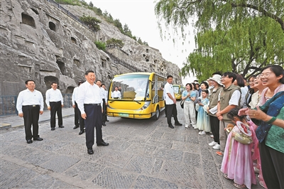 <p>　　5月19日至20日，中共中央总书记、国度主席、中央军委主席习近平在河南调查。这是19日下午，习近平在洛阳龙门石窟调查时，同游客亲切互换。</p><p>　　新华社记者??谢环驰摄</p>